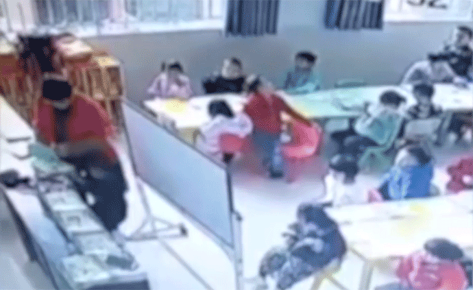幼师2分钟内殴打4幼童，包括园长儿子