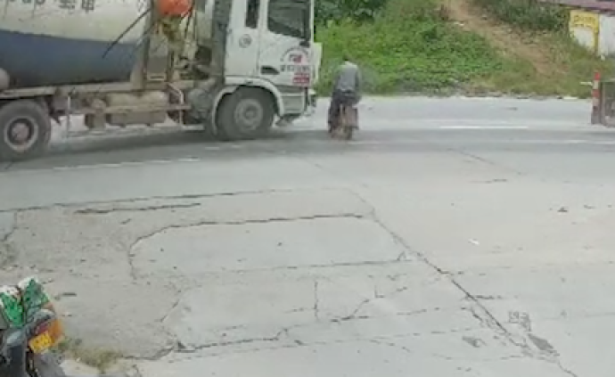 混凝土車(chē)將摩托車(chē)撞飛數(shù)米遠(yuǎn),隨后側(cè)翻