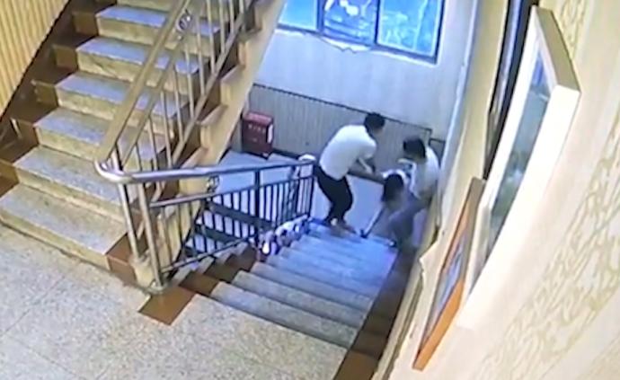 女生被2男子拖拽后跳楼，警方复核不立案