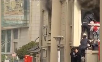 南京一居民樓失火，城管搭“人梯”救老人