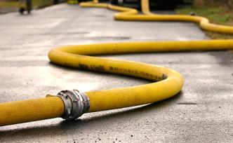 廣東虎門一泡沫制品廠突發(fā)火災(zāi)：火苗沖出10米，濃煙滾滾