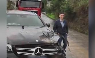 奔馳司機(jī)撞車后微笑與車合影：活著真好