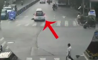 無牌電車撞人司機(jī)逃逸，群眾驅(qū)車跟隨截停