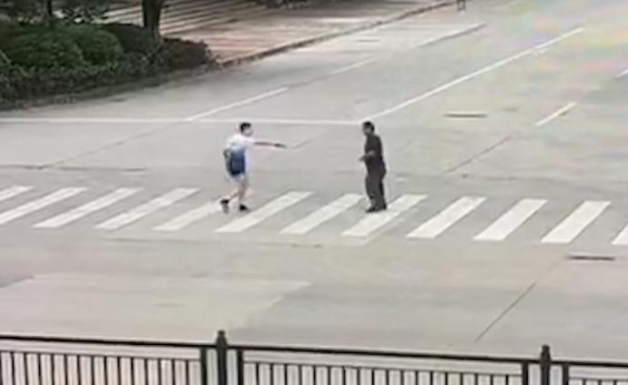 晨跑派出所所長(zhǎng)一聲吼，嚇退持刀砍人男子