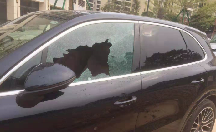 保时捷认成众泰,男子为发泄郁闷砸错车