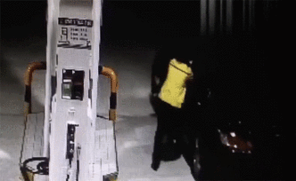 無牌車加“霸王油”逃離，加油工被拖傷?