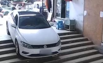 誤把小區(qū)當停車場，男子駕車卡臺階