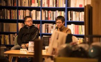 她去世的丈夫，好像棲身在這一萬冊(cè)書里