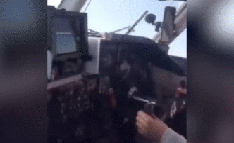 俄羅斯女乘客“開(kāi)”飛機(jī)，機(jī)長(zhǎng)一旁指導(dǎo)