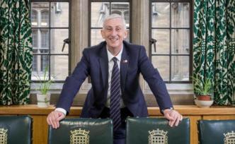 英國議會(huì)下院新議長(zhǎng)：62歲前工黨議員