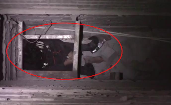 醉酒男墜15米孔洞敲墻呼救，消防破墻救