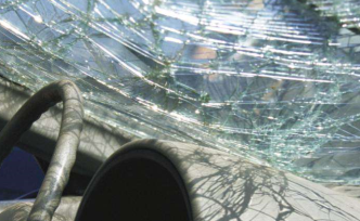 廣州一輛載37名學生的客車與大貨車相撞，客車司機當場死亡