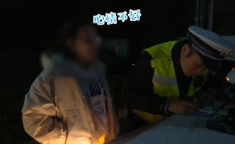 女司機(jī)心情不好，駕車途中喝杯紅酒解悶