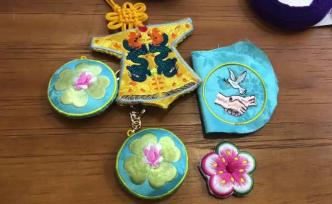 來(lái)進(jìn)博會(huì)看香囊制作技藝，“非遺”傳承人現(xiàn)場(chǎng)教你做香囊