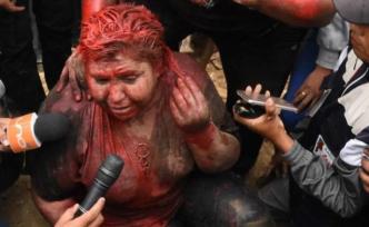 玻利維亞抗議不斷，女鎮(zhèn)長被潑紅漆剪頭發(fā)