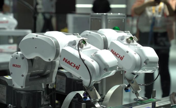 能模擬左右手的全球最小工業(yè)機器人