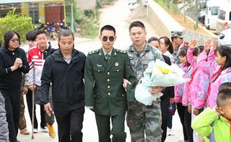 排雷英雄杜富國負(fù)傷后首回排雷地，公益行助力麻栗坡脫貧攻堅(jiān)