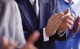 刘鹤会见证监会国际顾问委员会委员及嘉宾