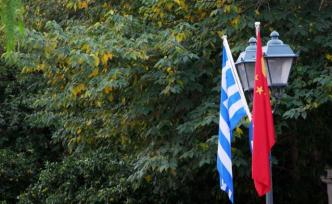 習(xí)近平和希臘總理米佐塔基斯參觀中遠(yuǎn)海運(yùn)比雷埃夫斯港項(xiàng)目