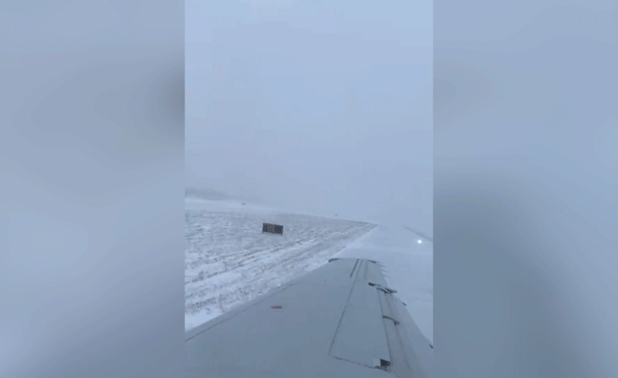 芝加哥暴風雪，美航客機降落滑出跑道