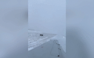 芝加哥暴風(fēng)雪，美航客機(jī)降落滑出跑道