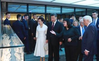 習(xí)近平和希臘總統(tǒng)帕夫洛普洛斯共同參觀雅典衛(wèi)城博物館