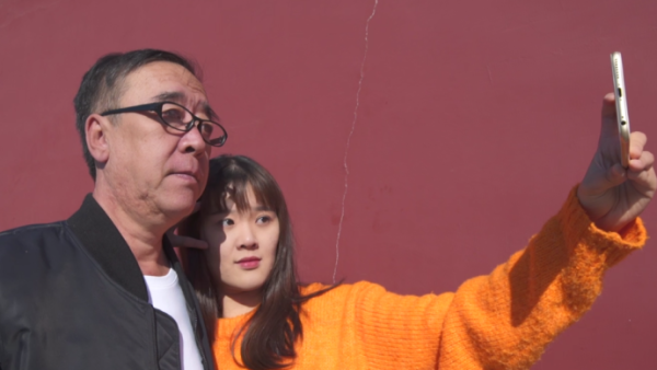 东北父女的互怼日常拍成短视频，网友：绝对是亲生的_澎湃号·湃客_澎湃新闻-The Paper