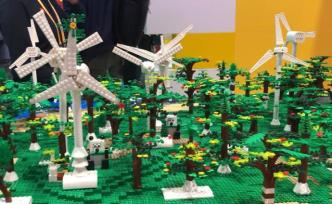 乐高展位趣味多，观众们可在进博会上种一颗“树”