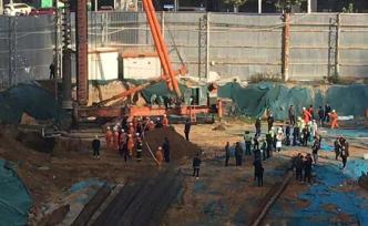 郑州一工地坍塌致1死、两人被埋，施工方曾因无证施工被处罚