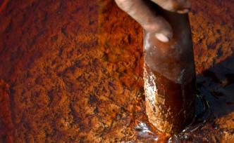 男子干祖?zhèn)魇炙囌ハ阌?，一天掙千元，兒子嫌臟不愿接手