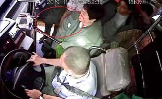 交出來！公交司機吼住小偷奪回乘客被盜物