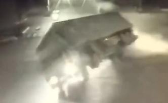 秦皇島一運沙車側翻壓扁轎車，小轎車司機被埋身亡