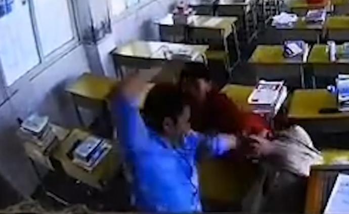 在場｜男子沖入教室，暴打女教師十幾拳
