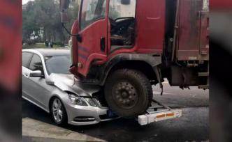司機猛踩剎車，貨車變向“騎”上奔馳