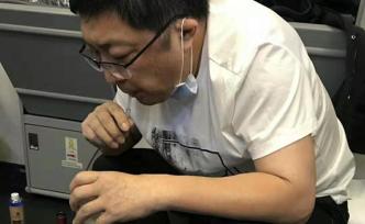 老人飞机上无法排尿膀胱可能破裂，医生自制装置用嘴吸尿救人