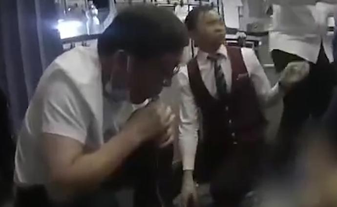 乘客或膀胱破裂，萬(wàn)米高空醫(yī)生用嘴吸尿救