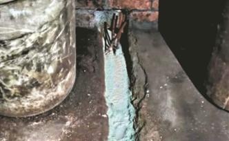 廣州兩家無(wú)證照排污企業(yè)直排藍(lán)色廢水被查處，兩人被刑拘