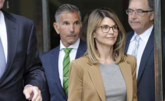 遭追加指控，美國(guó)高校入學(xué)弊案女星不認(rèn)罪