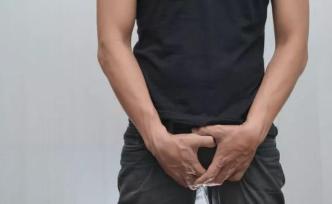 醫(yī)生用嘴吸尿800毫升，為什么人會(huì)尿不出來？