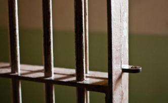 長達八個月！甘肅平?jīng)鲆豢词厮P(guān)押區(qū)有手機，多人與外界通訊