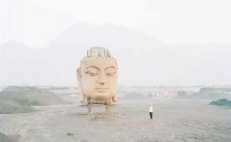 他用大畫幅相機，拍下了眼中的中國