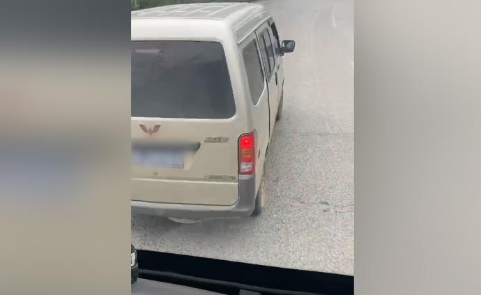 面包車站臺攬客受阻,別車逼停公交