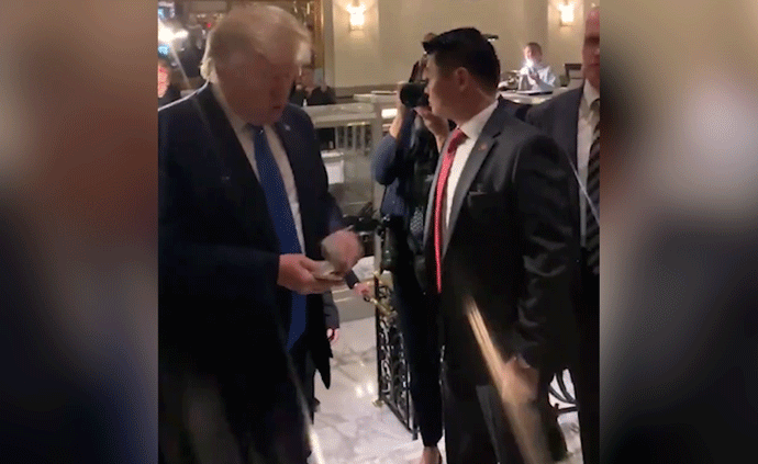 特朗普訪名下酒店,掏數(shù)百美元給小費