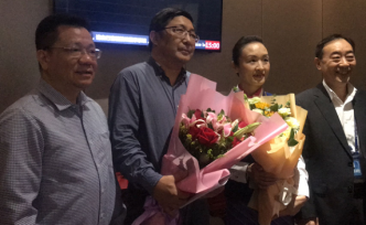 飛機(jī)上吸尿救人兩醫(yī)生今天回國(guó)，南航贈(zèng)金卡會(huì)員并致感謝信