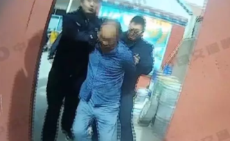 山東濰坊一對父子辱罵威脅并飛踹執(zhí)勤民警，目前已被刑事拘留
