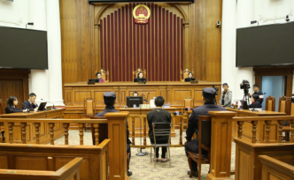 男子從14樓扔刀扔手機(jī)，上海首起高空拋物入刑案將擇日宣判