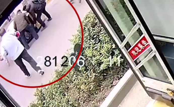 老年代步車側(cè)翻，公交司機(jī)救人獲乘客掌聲