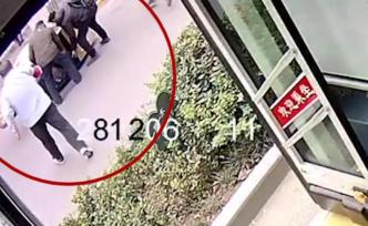 老年代步车侧翻，公交司机救人获乘客掌声