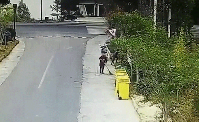 大媽拆毀交通標(biāo)示牌:影響我抄近路