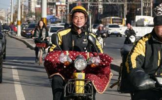 一張圖片引發(fā)的接力：尋找外賣車上的哭泣者